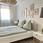Apartment Modernes Designer-apartment Fuer 7 Gaeste - 80qm In Zentraler Lage, Self-check-in