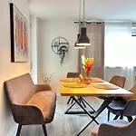 Apartment Modernes Designer-apartment Fuer 7 Gaeste - 80qm In Zentraler Lage, Self-check-in Karlsruhe